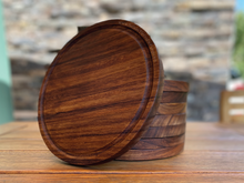 Cargar imagen en el visor de la galería, Tabla / Plato Circular de Parota (30Ø x 2.2 cm)