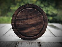 Cargar imagen en el visor de la galería, Tabla de Parota Circular (24Ø x 4.5 cm)